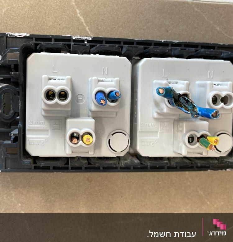 חיבורי חשמל עם חוטים חשופים בלוח חשמל